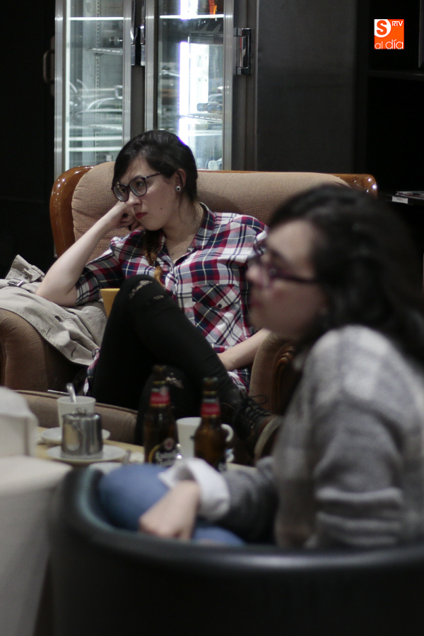 Los versos de María Ángeles Pérez López llenan de poesía el Manolita Café Bar