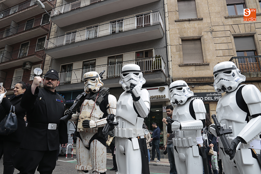 Peculiar desfile por el barrio del Oeste (Foto de Álex López)