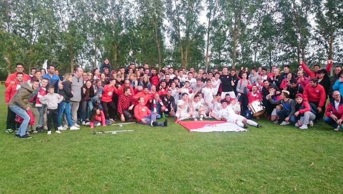 Los jugadores posan junto a sus familiares para celebrar el ascenso