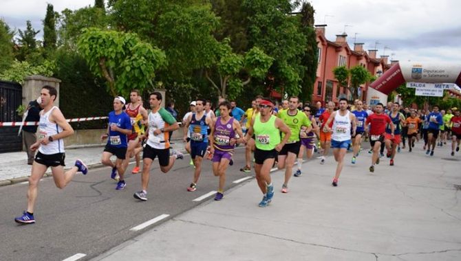 Momento de la salida de la prueba absoluta en Monterrubio de la Armuña