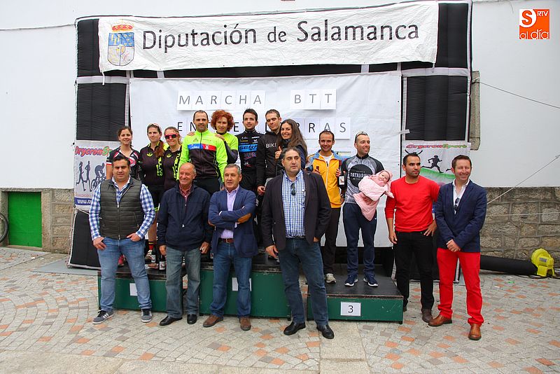 Podio completo con los ganadores de la II BTT Entresierras y los alcaldes del circuito.