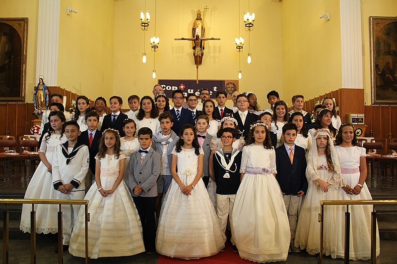 Grupo de niños de Primera Comunión del Colegio San Agustín
