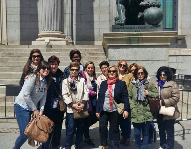 Las mujeres de la asociación Valle Verde, a las puertas de Congreso de los Diputados