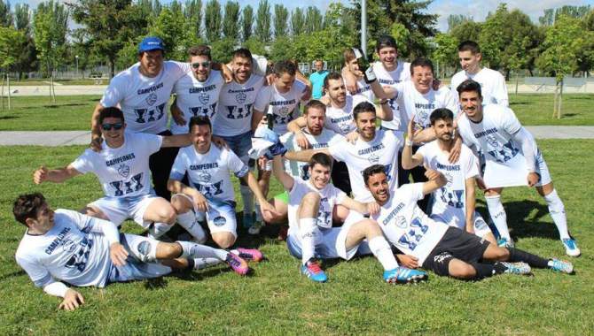 Los jugadores del UDA Cabrerizos posan triunfadores tras su partido ante Prosperidad