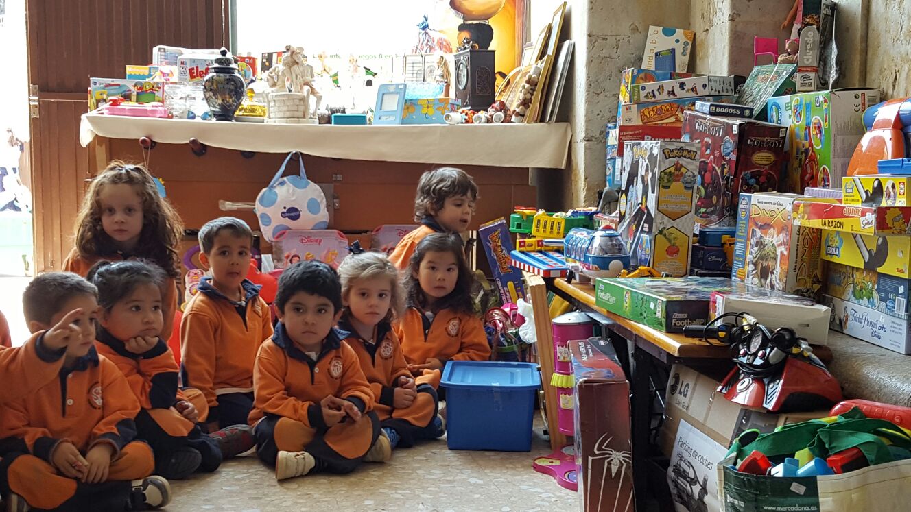Alumnos de Infantil visitan el mercadillo solidario