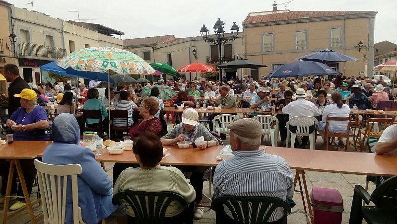 La gran plaza de Cantalpino se llenó hasta la bandera para la comida popular de San Isidro