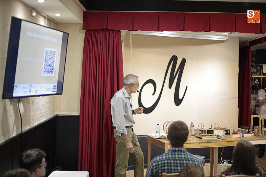 Un momento de la charla en el Manolita Café Bar sobre ciencia. Foto: Alejandro López