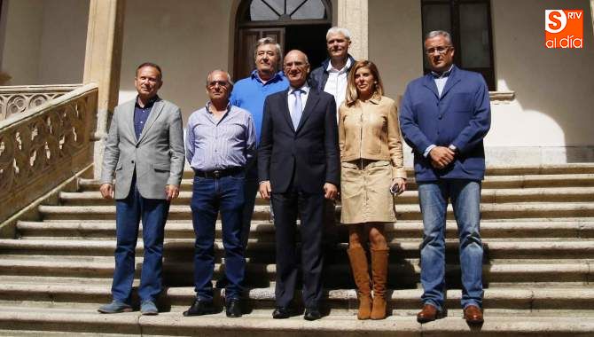 Javier Iglesias y Chabela de la Torre posan junto a los presidentes de los Grupos