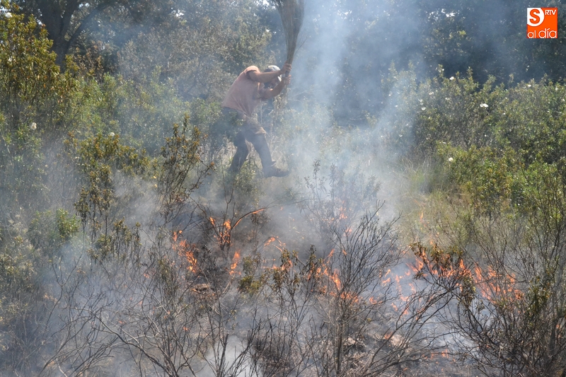 Uno de los trabajadores de la finca apagando las llamas | Fotos Adrián Martín