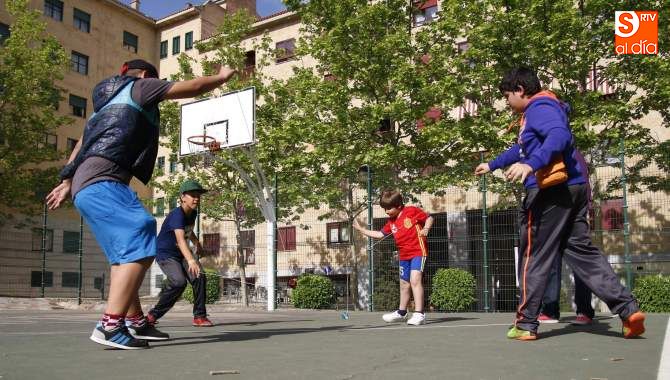 Varios niños practican junto al campeón del mundo de peonza