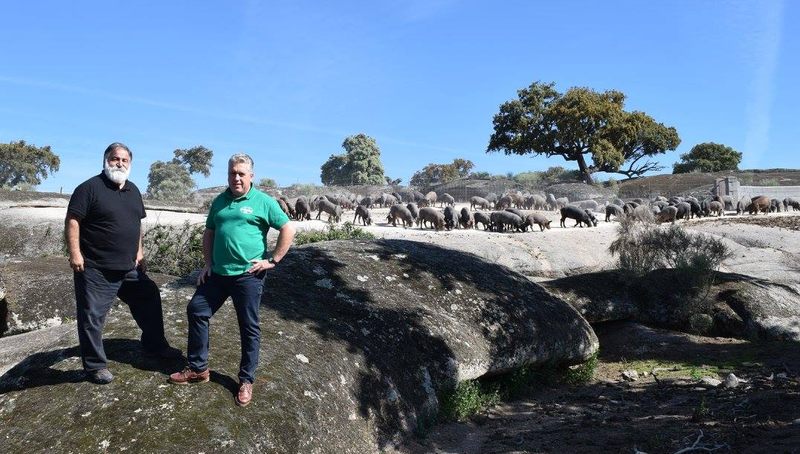 Javier Pérez Andrés junto a Emiliano Muñoz, alcalde de El Cubo de Don Sancho / JAVIER PÉREZ