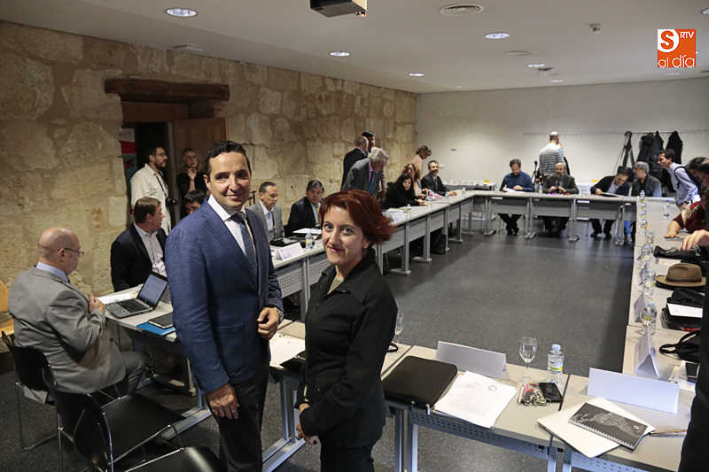 El vicerrector de Investigación y Transferencia, Juan Manuel Corchado, y la directora del Instituto de Iberoamérica, Mercedes García Montero / Foto de Alejandro López