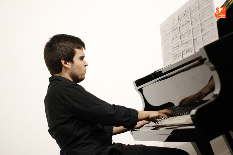 Fernando Gil Villa regresa con ‘La voz y el sigilo’, dedicado a la memoria de Aníbal Núñez