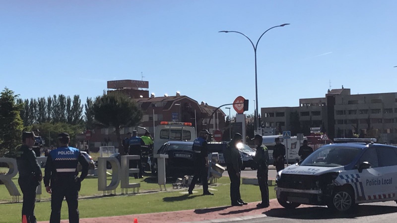 La detención se ha producido en la glorieta junto a la Urbanizacion La Fontana. Fotos: Carmen Pérez