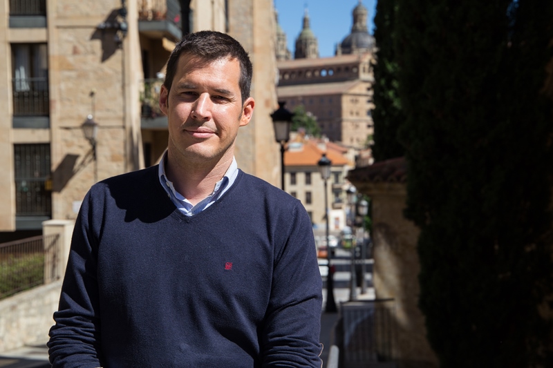 Juan Segovia, frente a la sede del PSOE de Salamanca