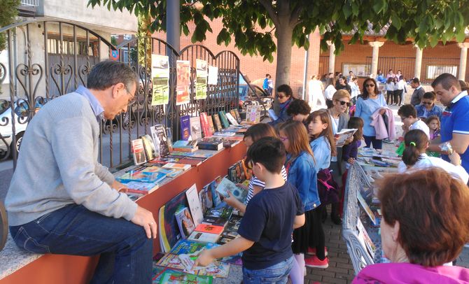 Gran animación en la ‘Suelta de libros’ de la asociación Santa Marta Decide  