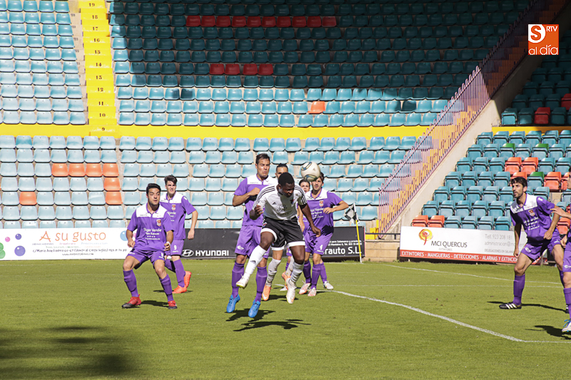 Momento del partido disputado en el Helmántico entre el Salmantino y el Ciudad Rodrigo (Foto de Álex López)