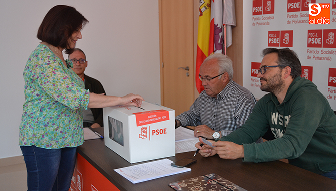 Carmen Ávila depositaba su voto a la una de la tarde