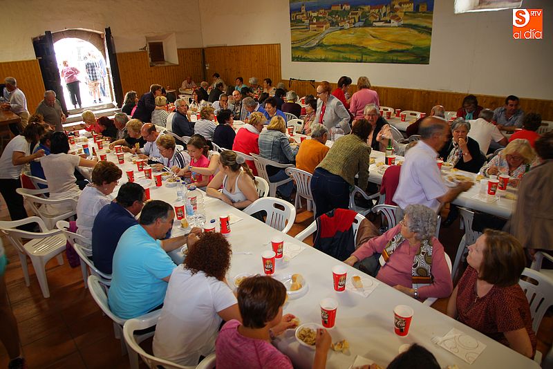 La Alhóndiga de Salvatierra y sus aledaños se llenaron de comensales para degustar el solidario arroz.