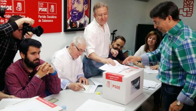 Fernando Pablos, en el momento de votar en la sede del PSOE
