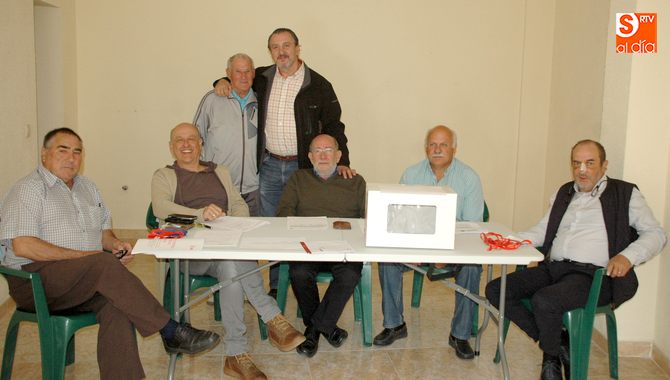 El exalcalde de Vitigudino, Toribio Plaza, acudía a votar a la sede socialista en Vitigudino