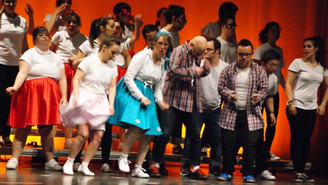 Una de las escenas del musical Grease en el Teatro de Caja Duero