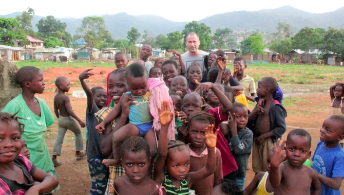 Alberto López, periodista salmantino, junto a un grupo de niños en Sierra Leona