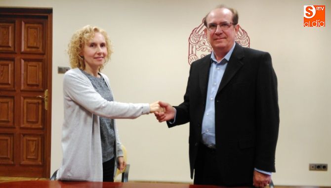 La rectora y el presidente provincial de ANPE se saludan tras la firma del convenio