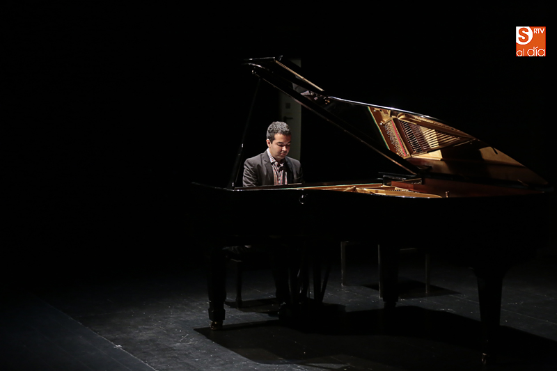 Foto 6 - Emotivo recital de piano a cargo del maestro y profesor brasileño Diego Caetano  