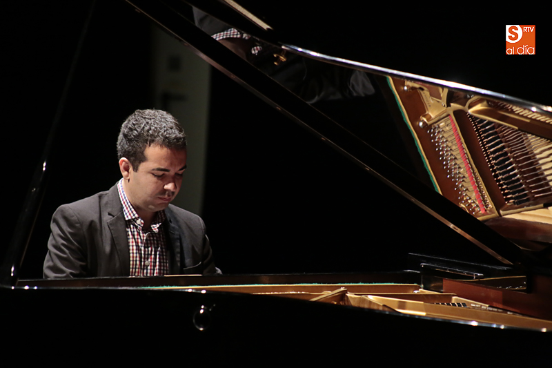 Foto 5 - Emotivo recital de piano a cargo del maestro y profesor brasileño Diego Caetano  