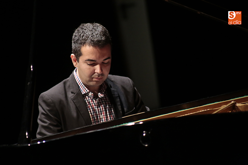 Foto 4 - Emotivo recital de piano a cargo del maestro y profesor brasileño Diego Caetano  