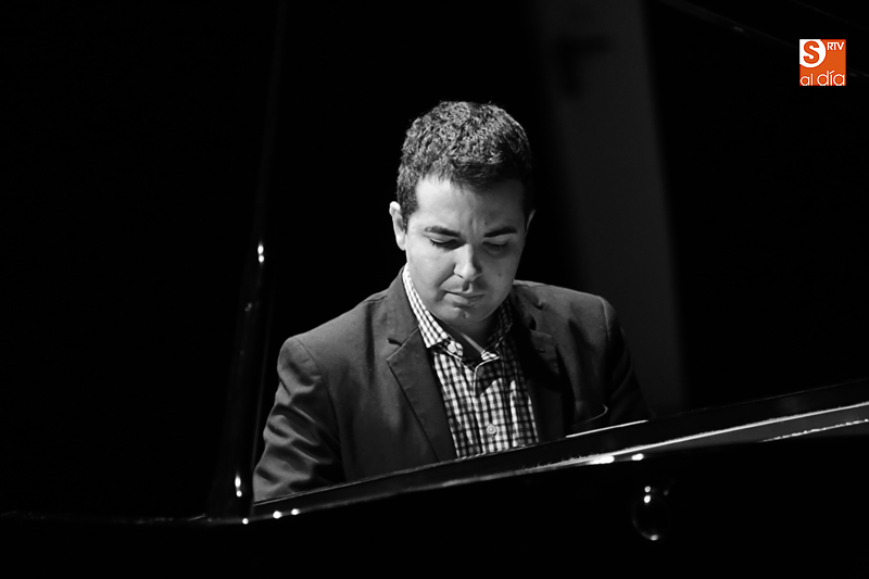 Foto 3 - Emotivo recital de piano a cargo del maestro y profesor brasileño Diego Caetano  