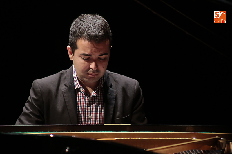 Foto 2 - Emotivo recital de piano a cargo del maestro y profesor brasileño Diego Caetano  
