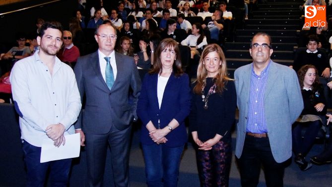 Las concejalas de Salud Pública y Educación, María José Fresnadillo y Carmen Sánchez Bellota, junto a representantes del Colegio de Farmacéuticos / Foto de David Fernández