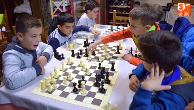 Un momento de unas partidas de ajedrez de los niños en San Marta