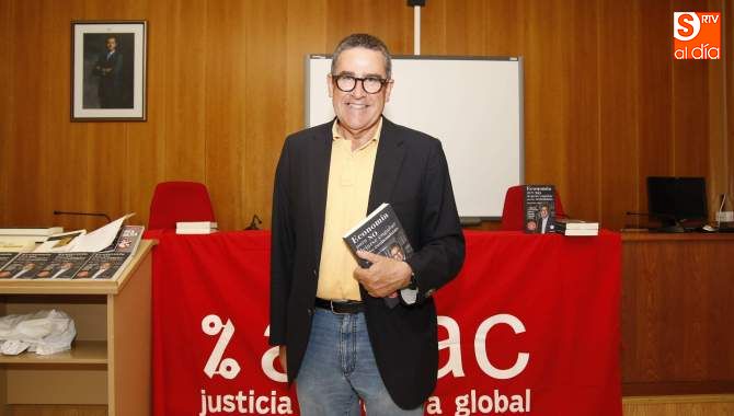 Juan Torres, con uno de sus ejemplares antes de la presentación