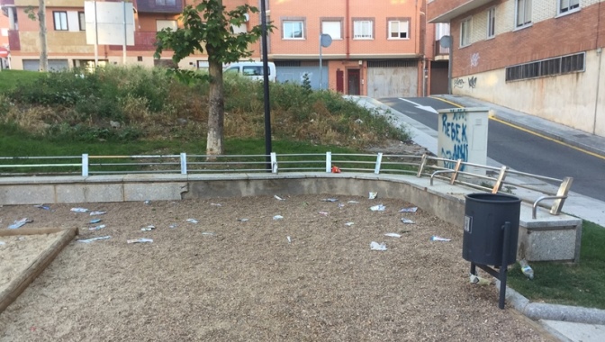 Plaza del Zoco llena de desperdicios