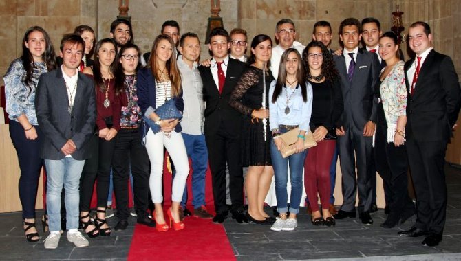 Jóvenes integrantes de la Archicofradía del Rosario de Salamanca