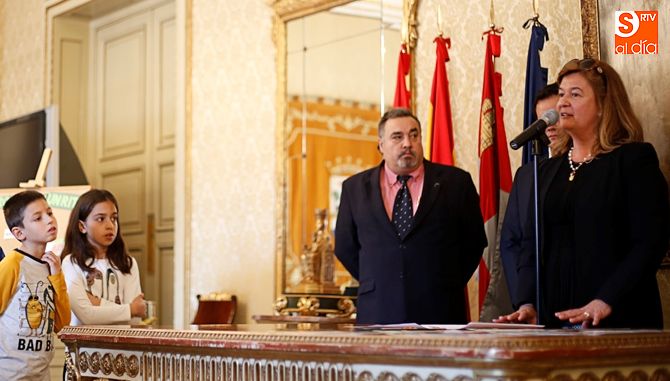 Carmen Sánchez Bellota, concejal de Educación en la entrega de premios de una edición anterior