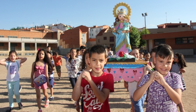 Procesión de María Auxiliadora de Infantil y Primaria por el patio del centro
