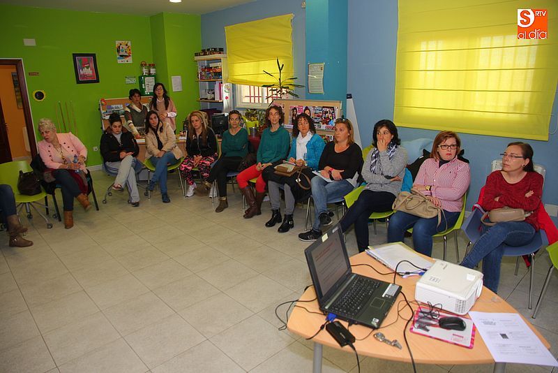 Una sesión anterior de la Escuela de Padres en Guijuelo Joven.