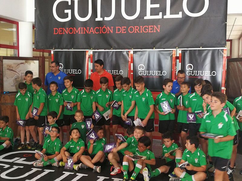 La escuela del CD Guijuelo recibe el libro ‘Fútbol con V de vida’