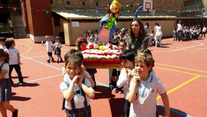 Un momento de la procesión de los más pequeños