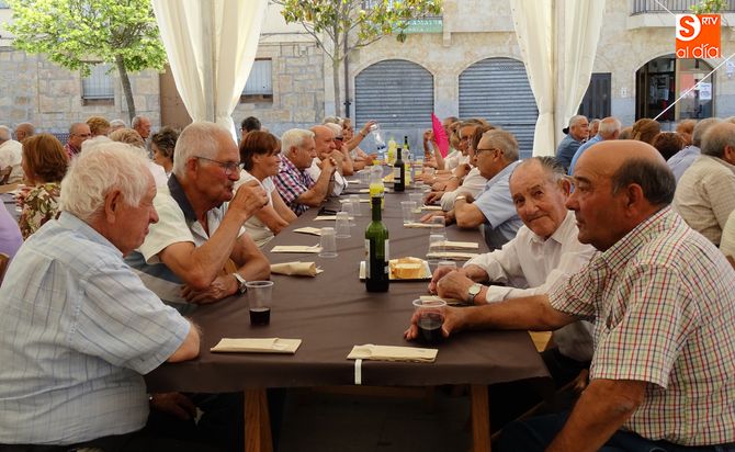 Los mayores han disfrutado de la comida en la carpa de la Plaza de España