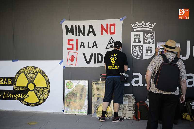 Activistas colocando sus pancartas en la sede de la Junta / Foto de Alejandro López