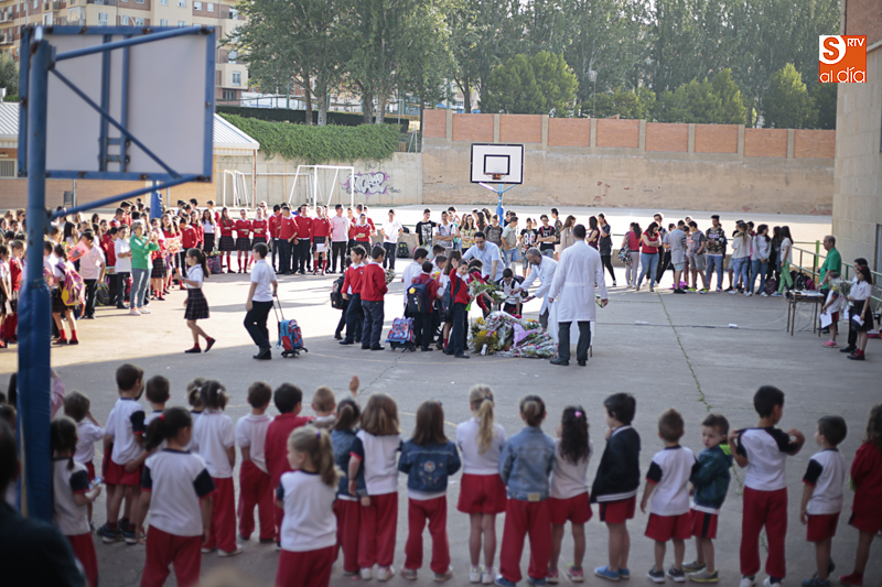 Ofrenda floral a la Virgen en el patio del colegio de los Padres Trinitarios / Foto de Alejandro López