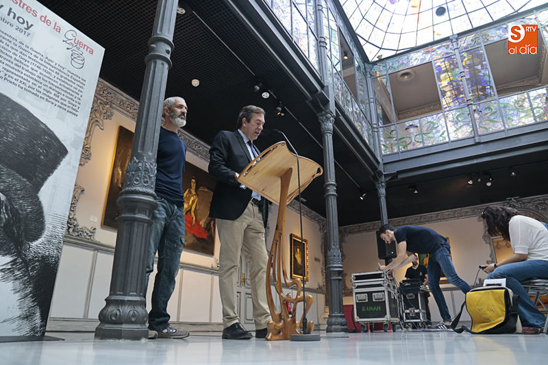 El fotógrafo Alberto Prieto y el director del museo, Pedro Pérez. Foto: Alejandro López
