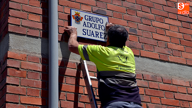 Operarios del Ayuntamiento instalaban este jueves las nuevas placas con el nombre de Adolfo Suarez