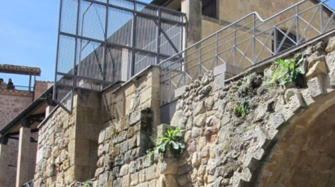 Pésimo estado, con humedades y desprendimientos, en la zona de la Cueva de Salamanca