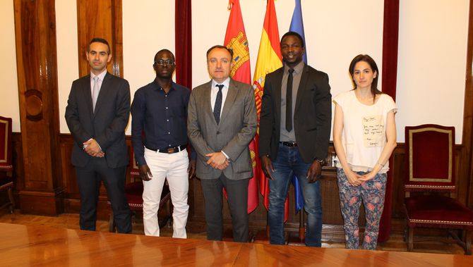 El subdelegado del Gobierno recibe a la Asociación de Senegaleses     